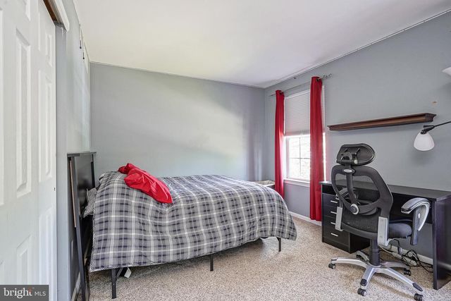 63 LARKSPUR CIR, Sicklerville, NJ 08081