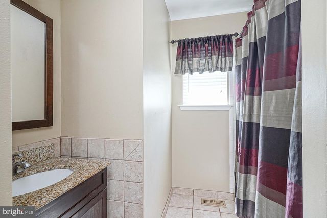 63 LARKSPUR CIR, Sicklerville, NJ 08081