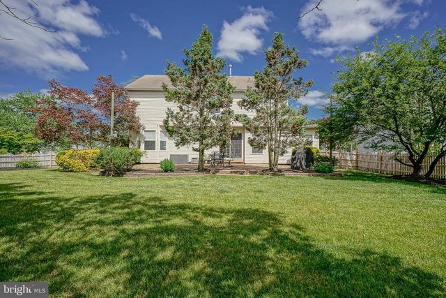 63 LARKSPUR CIR, Sicklerville, NJ 08081