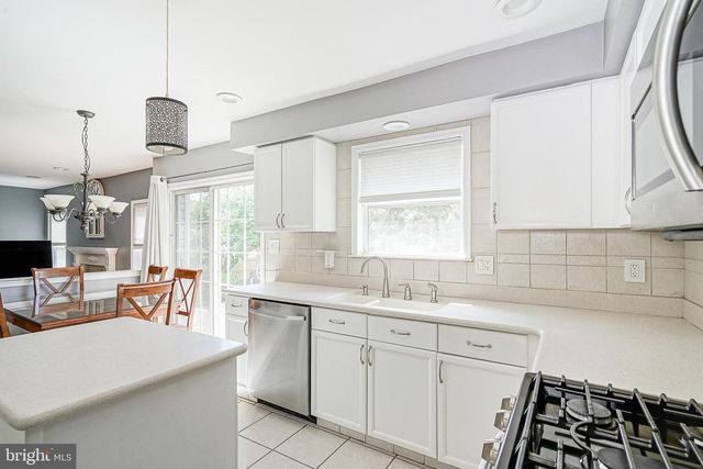 63 LARKSPUR CIR, Sicklerville, NJ 08081