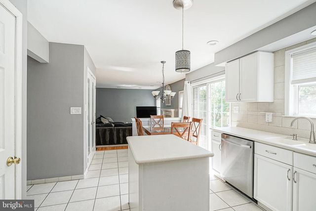 63 LARKSPUR CIR, Sicklerville, NJ 08081