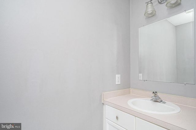 63 LARKSPUR CIR, Sicklerville, NJ 08081