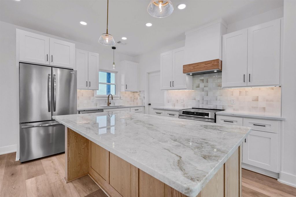 1220 County Road 4045, Savoy, TX 75479