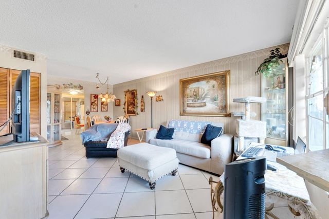 7300 NW 5th Ct 105, Margate, FL 33063