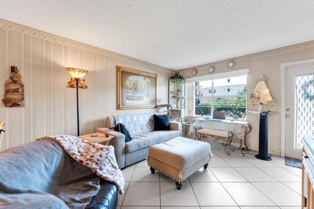 7300 NW 5th Ct 105, Margate, FL 33063