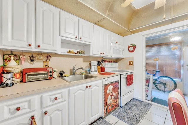 7300 NW 5th Ct 105, Margate, FL 33063