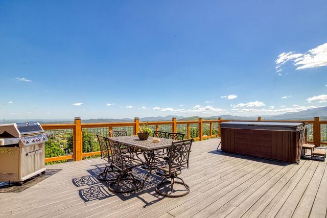 810 Oakley Way, Gatlinburg, TN 37738