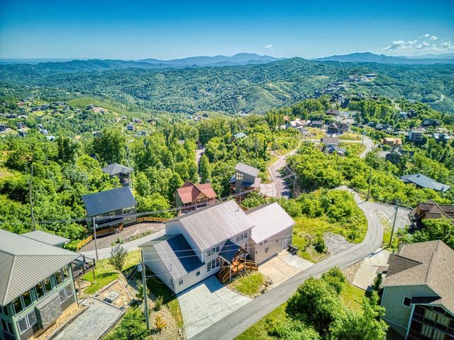 810 Oakley Way, Gatlinburg, TN 37738