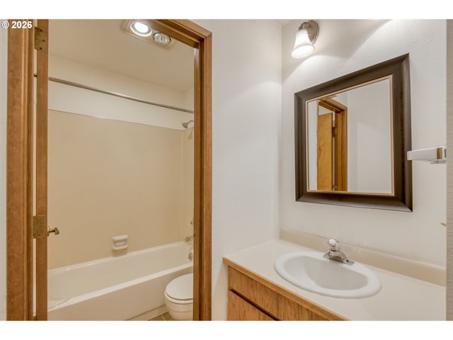 9731 Sw LONDON Ct, Portland, OR 97223