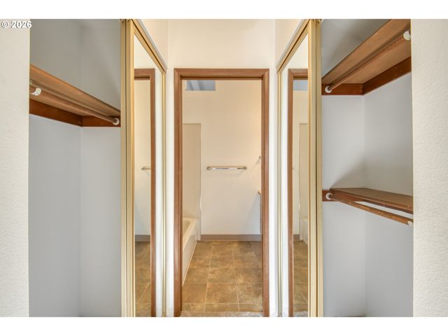 9731 Sw LONDON Ct, Portland, OR 97223