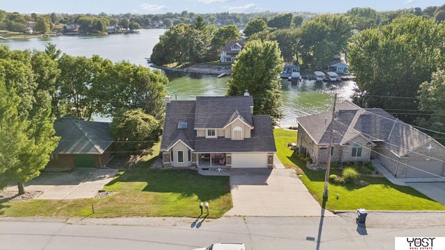 9512 Club House Circle, Plattsmouth, NE 68048