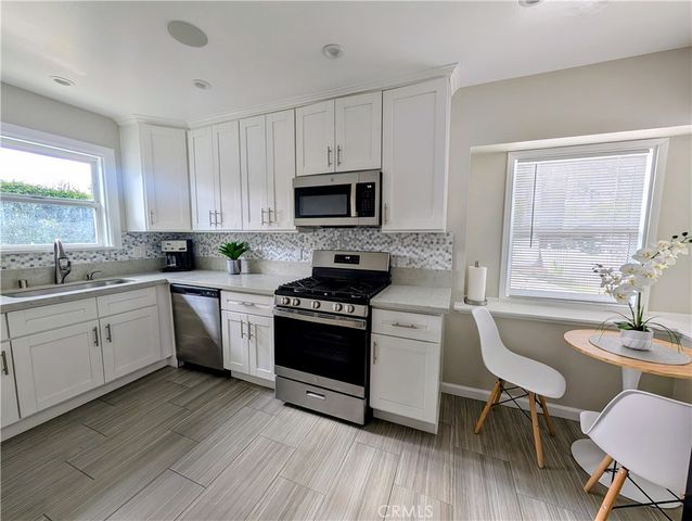 23130 Victory, Woodland Hills, CA 91367