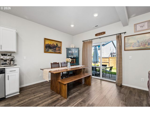 2906 V St, Springfield, OR 97477