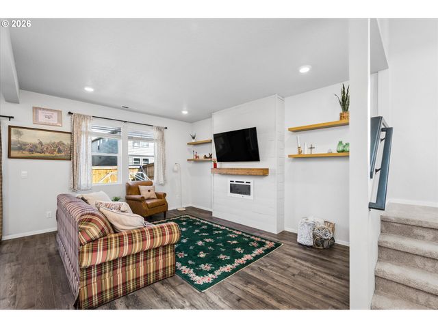 2906 V St, Springfield, OR 97477