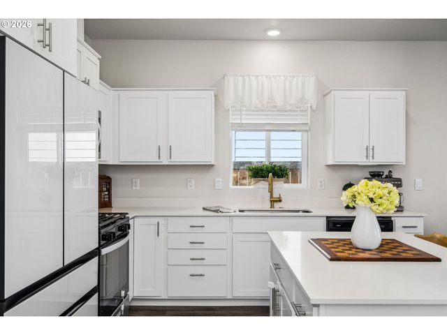 2906 V St, Springfield, OR 97477