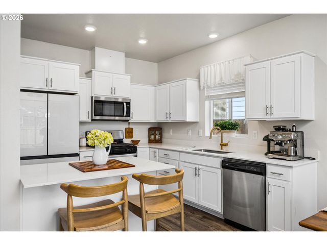 2906 V St, Springfield, OR 97477