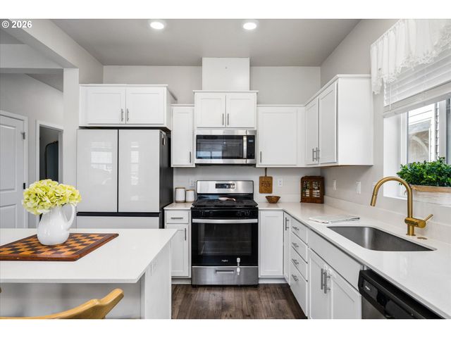 2906 V St, Springfield, OR 97477