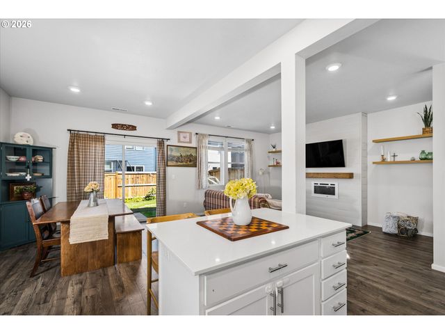 2906 V St, Springfield, OR 97477