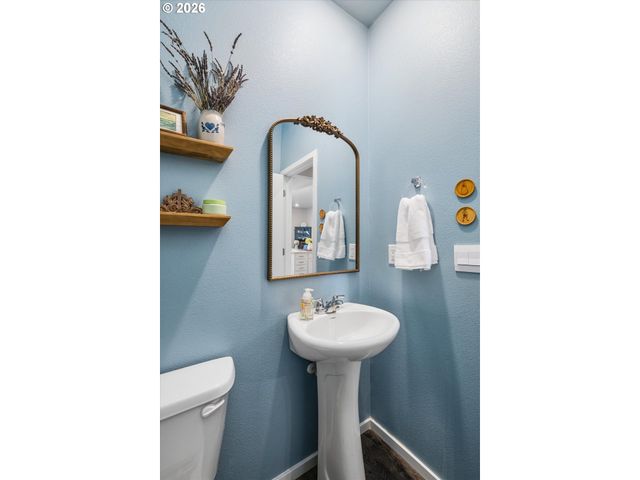 2906 V St, Springfield, OR 97477