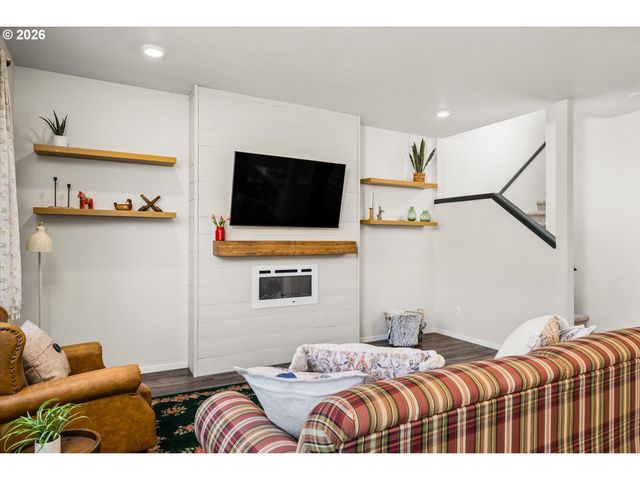 2906 V St, Springfield, OR 97477