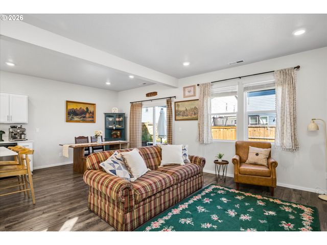 2906 V St, Springfield, OR 97477