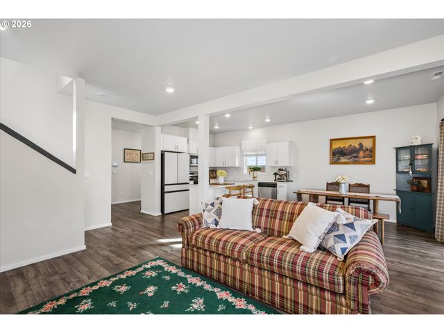 2906 V St, Springfield, OR 97477