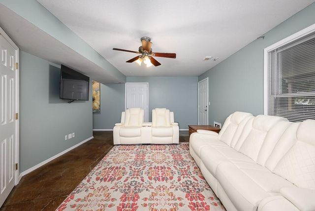 190 Rawlings Drive, Tonganoxie, KS 66086