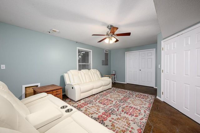 190 Rawlings Drive, Tonganoxie, KS 66086