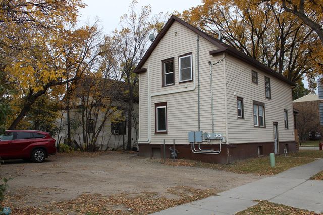 921 6th Avenue N, Fargo, ND 58102