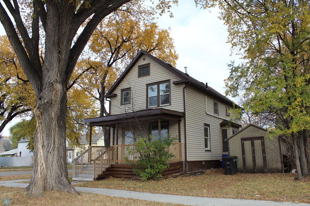 921 6th Avenue N, Fargo, ND 58102