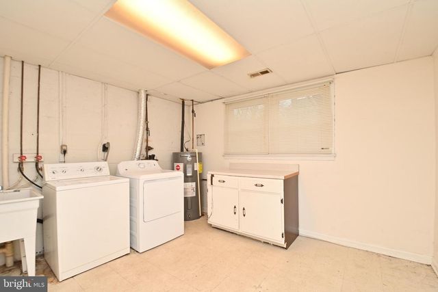 2481 WINDBREAK DR, Alexandria, VA 22306