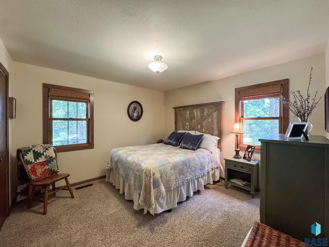 4905 E Cynthia Dr Drive, Sioux Falls, SD 57110