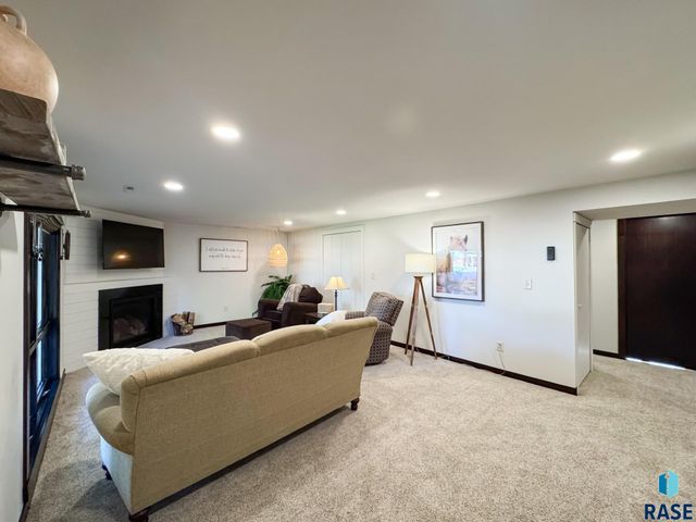 4905 E Cynthia Dr Drive, Sioux Falls, SD 57110