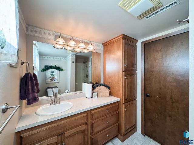 4905 E Cynthia Dr Drive, Sioux Falls, SD 57110
