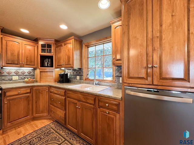 4905 E Cynthia Dr Drive, Sioux Falls, SD 57110