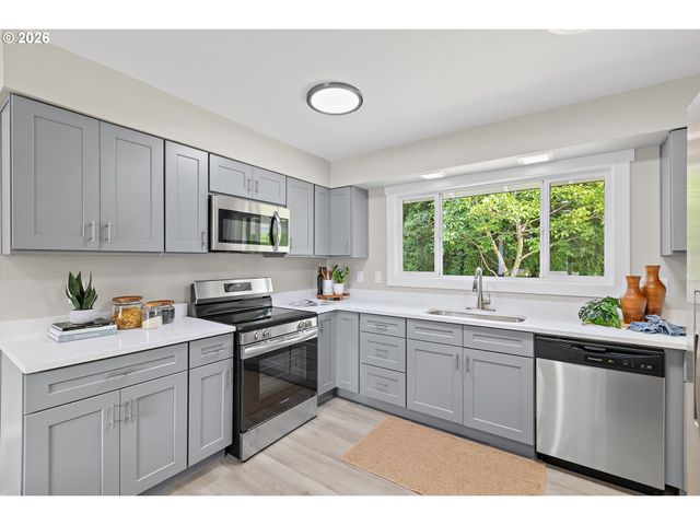 1422 Sw HENSLEY Rd, Troutdale, OR 97060