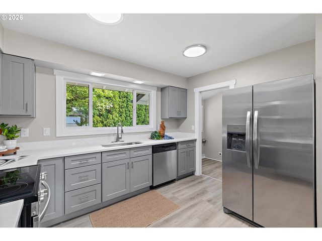 1422 Sw HENSLEY Rd, Troutdale, OR 97060
