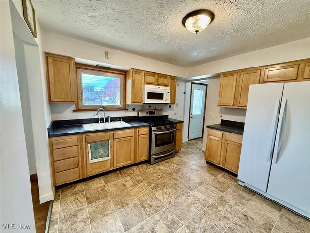 2800 Norma Street, Cuyahoga Falls, OH 44223