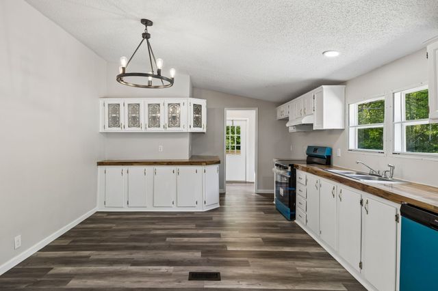 1085 Hawkins Branch Rd, Bethpage, TN 37022