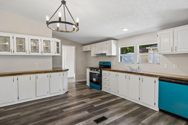 1085 Hawkins Branch Rd, Bethpage, TN 37022