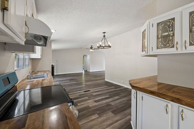 1085 Hawkins Branch Rd, Bethpage, TN 37022