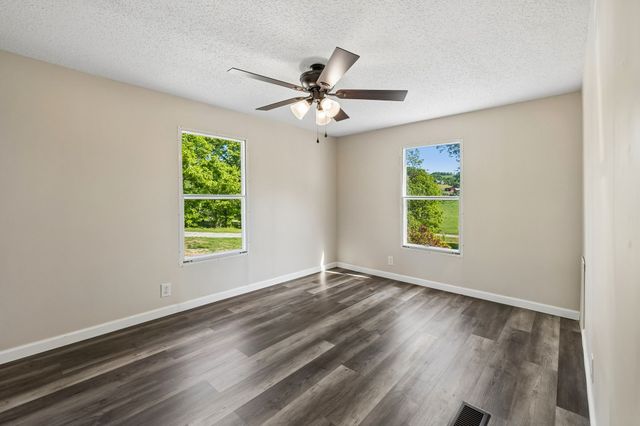 1085 Hawkins Branch Rd, Bethpage, TN 37022