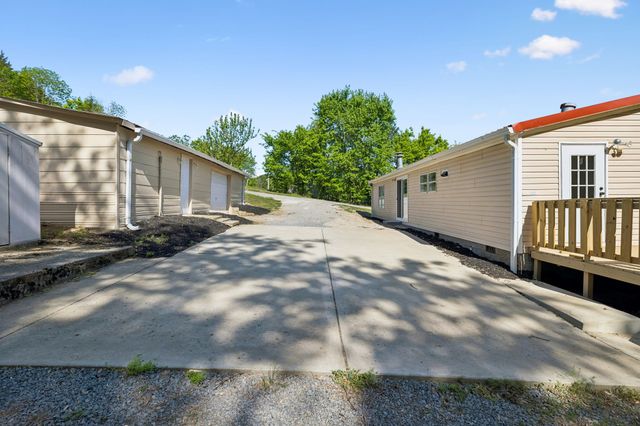 1085 Hawkins Branch Rd, Bethpage, TN 37022
