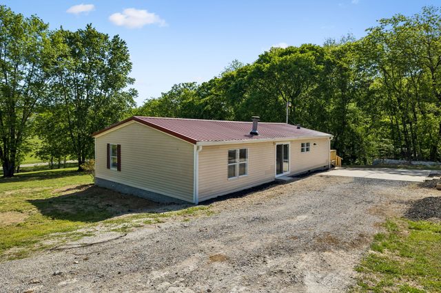 1085 Hawkins Branch Rd, Bethpage, TN 37022