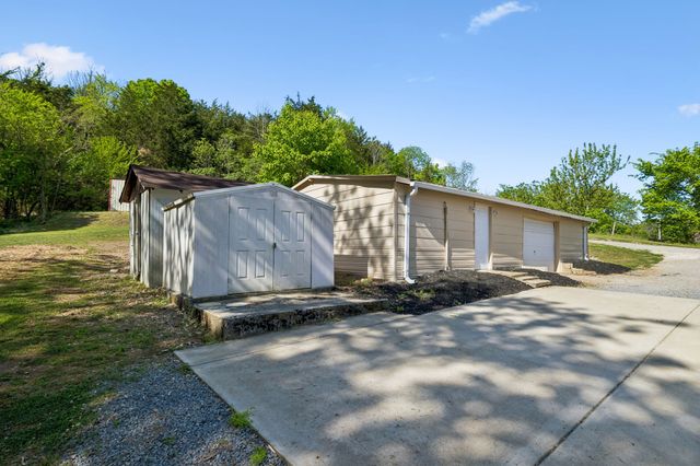 1085 Hawkins Branch Rd, Bethpage, TN 37022