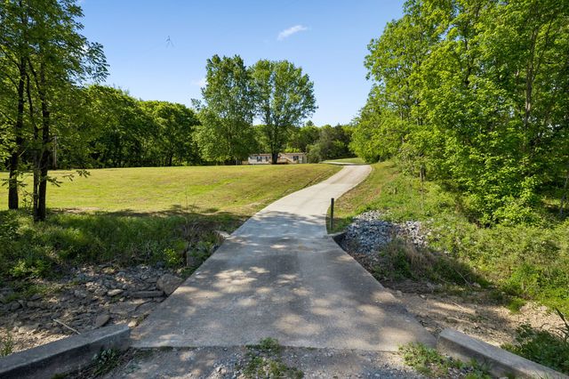 1085 Hawkins Branch Rd, Bethpage, TN 37022