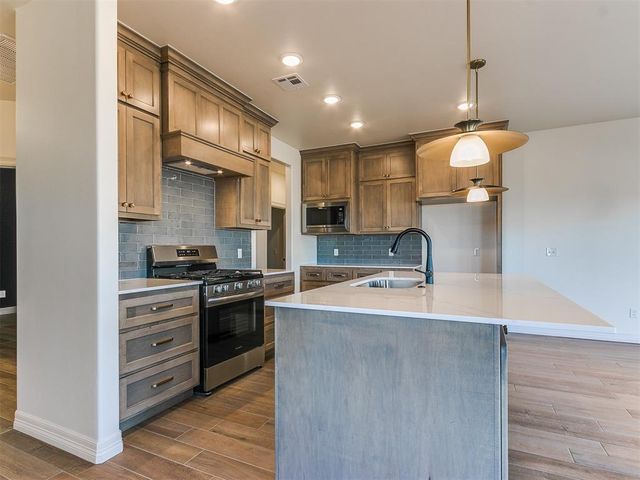 7713 Wilshire Woods Drive, Yukon, OK 73099