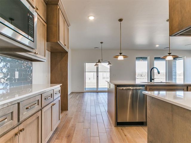 7713 Wilshire Woods Drive, Yukon, OK 73099