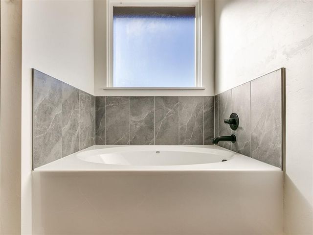 7713 Wilshire Woods Drive, Yukon, OK 73099