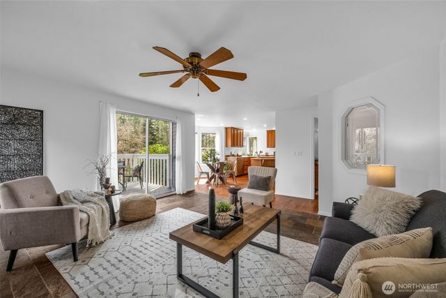 3915 245th Court SE, Sammamish, WA 98029